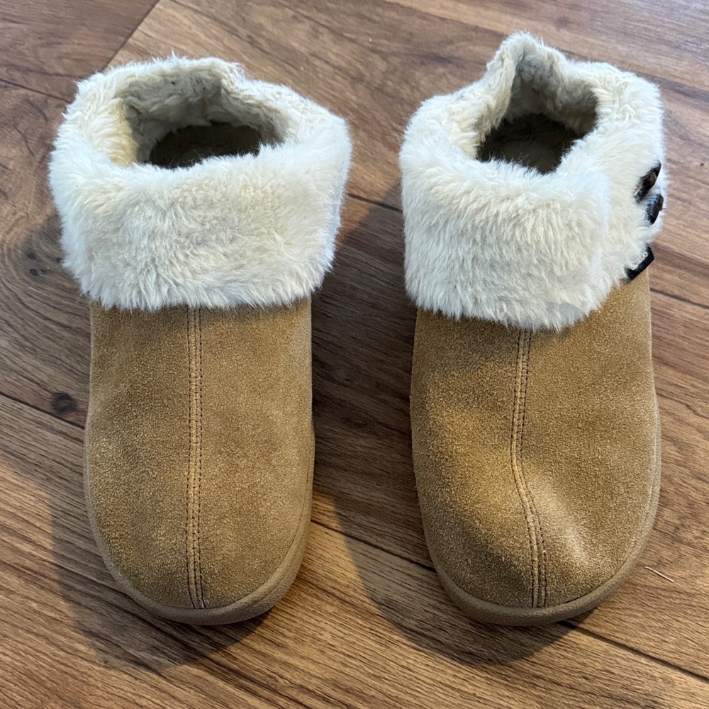 Clarks Women's Tan Suede Slip-On Slippers with Cream Faux-Shearling Cuff
